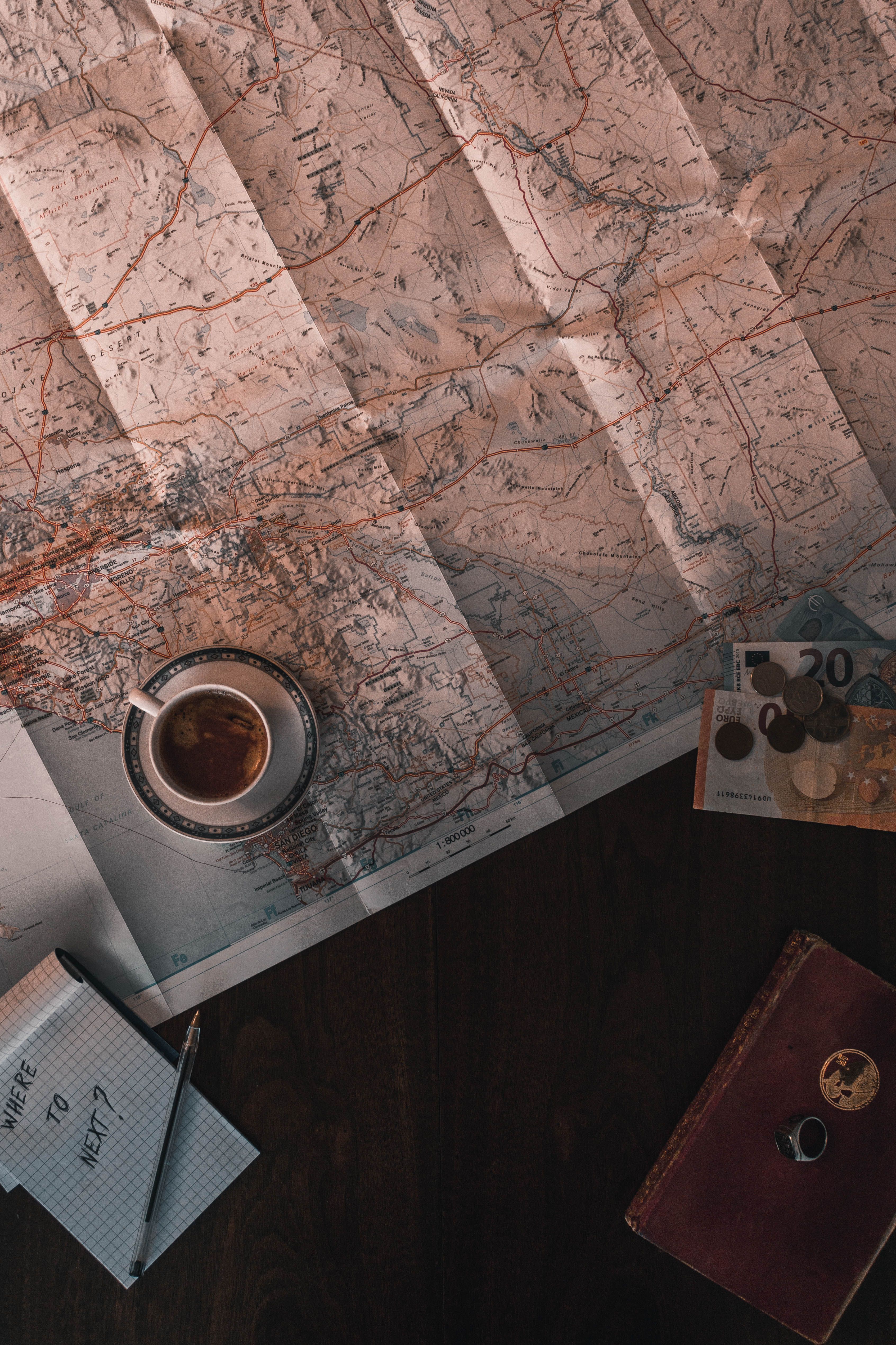 Mapa, caderno e café — planejamento de viagem de moto