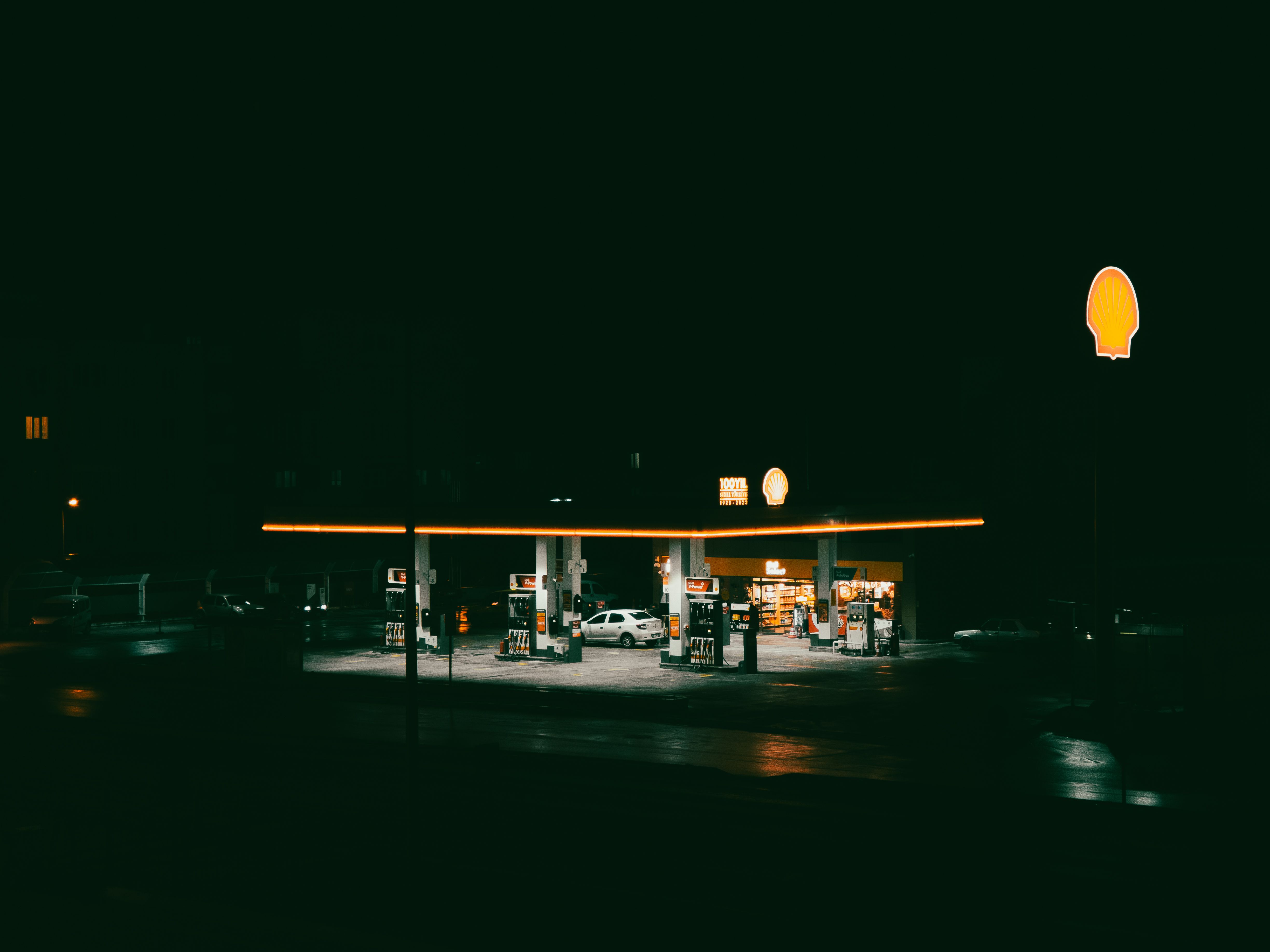 Posto de abastecimento à noite em estrada